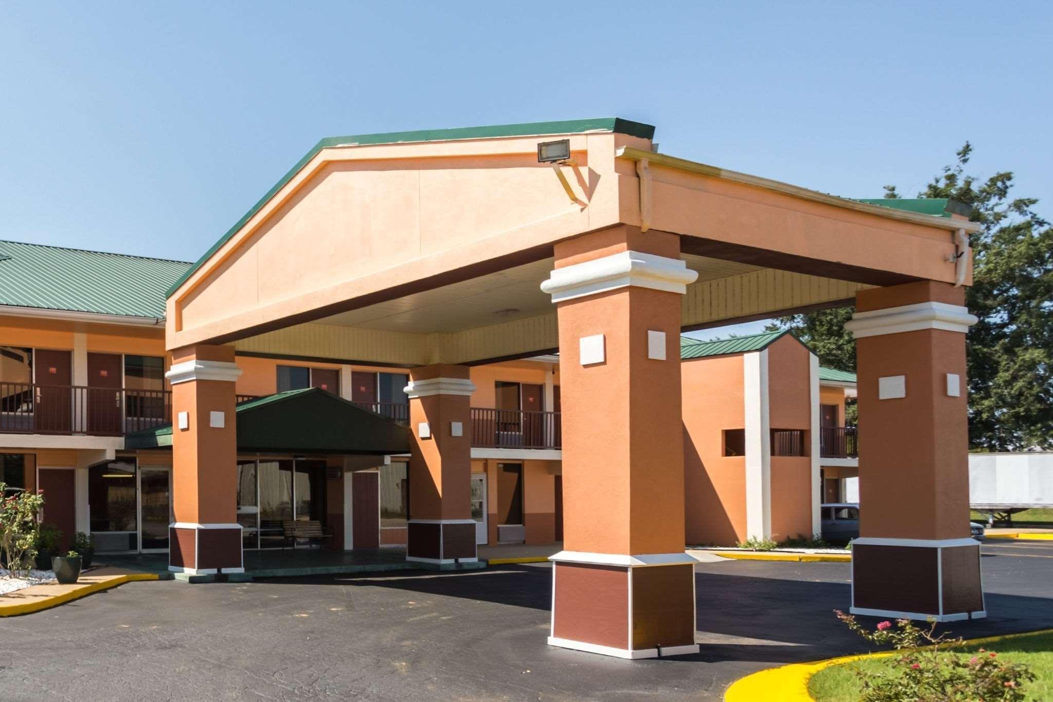 Econo Lodge Decatur Bagian luar foto