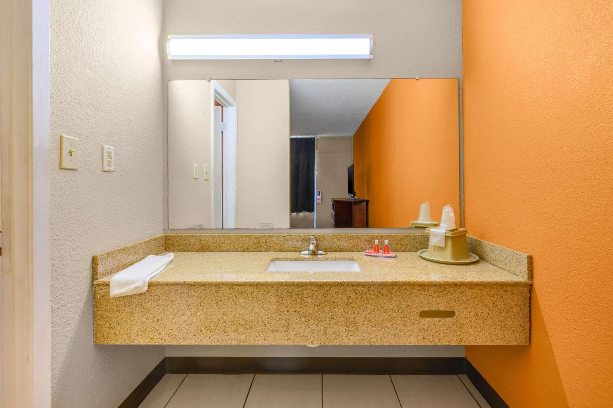 Econo Lodge Decatur Bagian luar foto