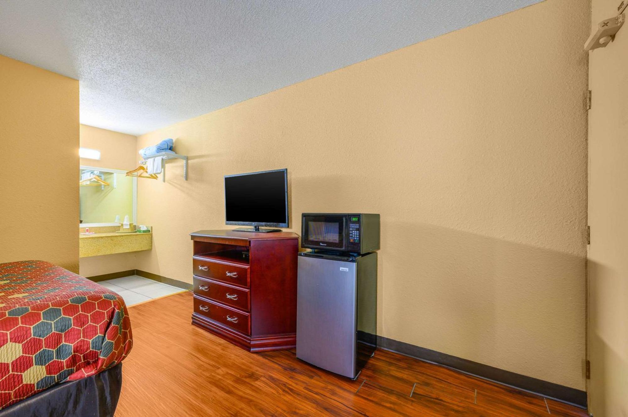 Econo Lodge Decatur Bagian luar foto