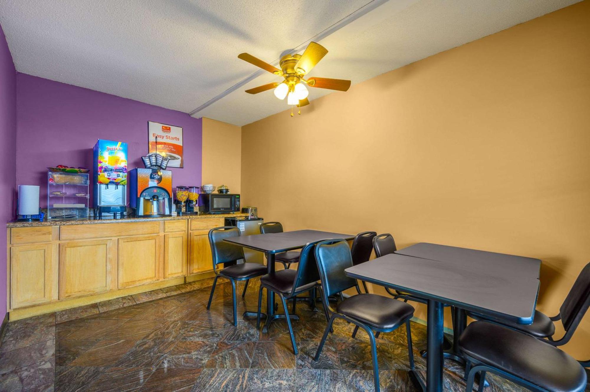 Econo Lodge Decatur Bagian luar foto
