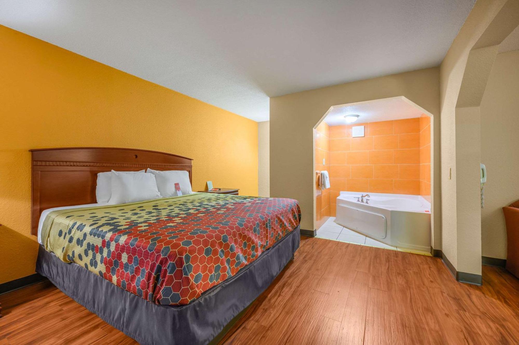 Econo Lodge Decatur Bagian luar foto