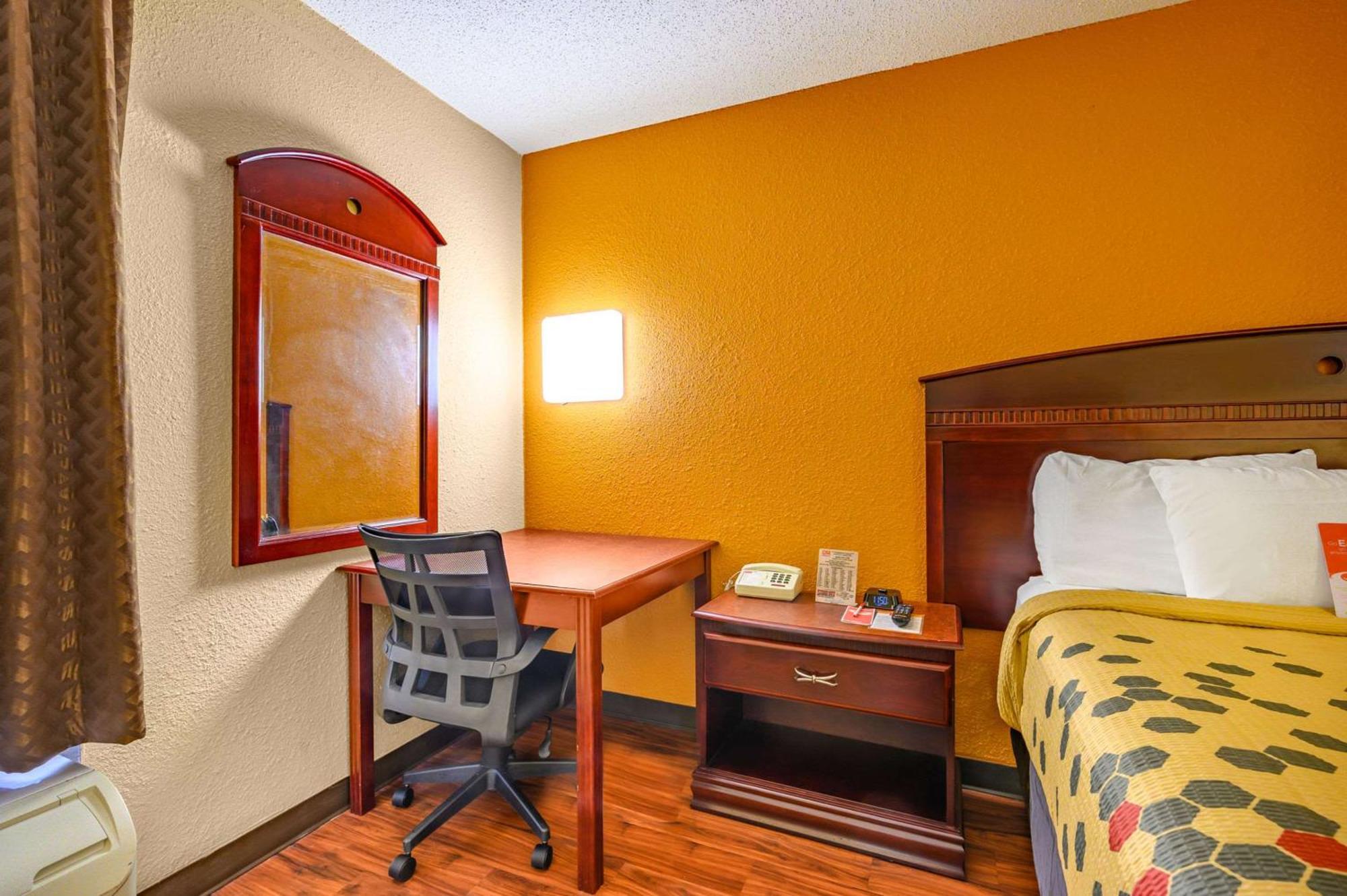 Econo Lodge Decatur Bagian luar foto