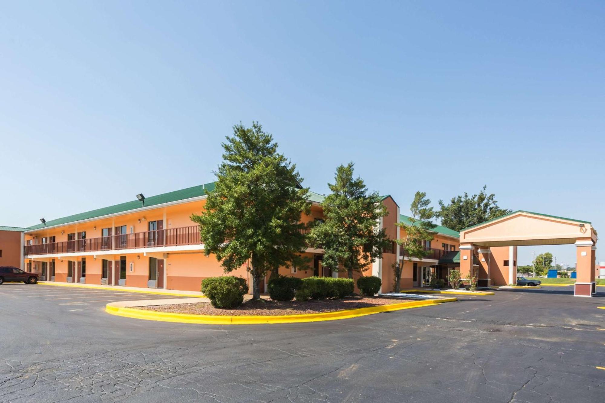 Econo Lodge Decatur Bagian luar foto