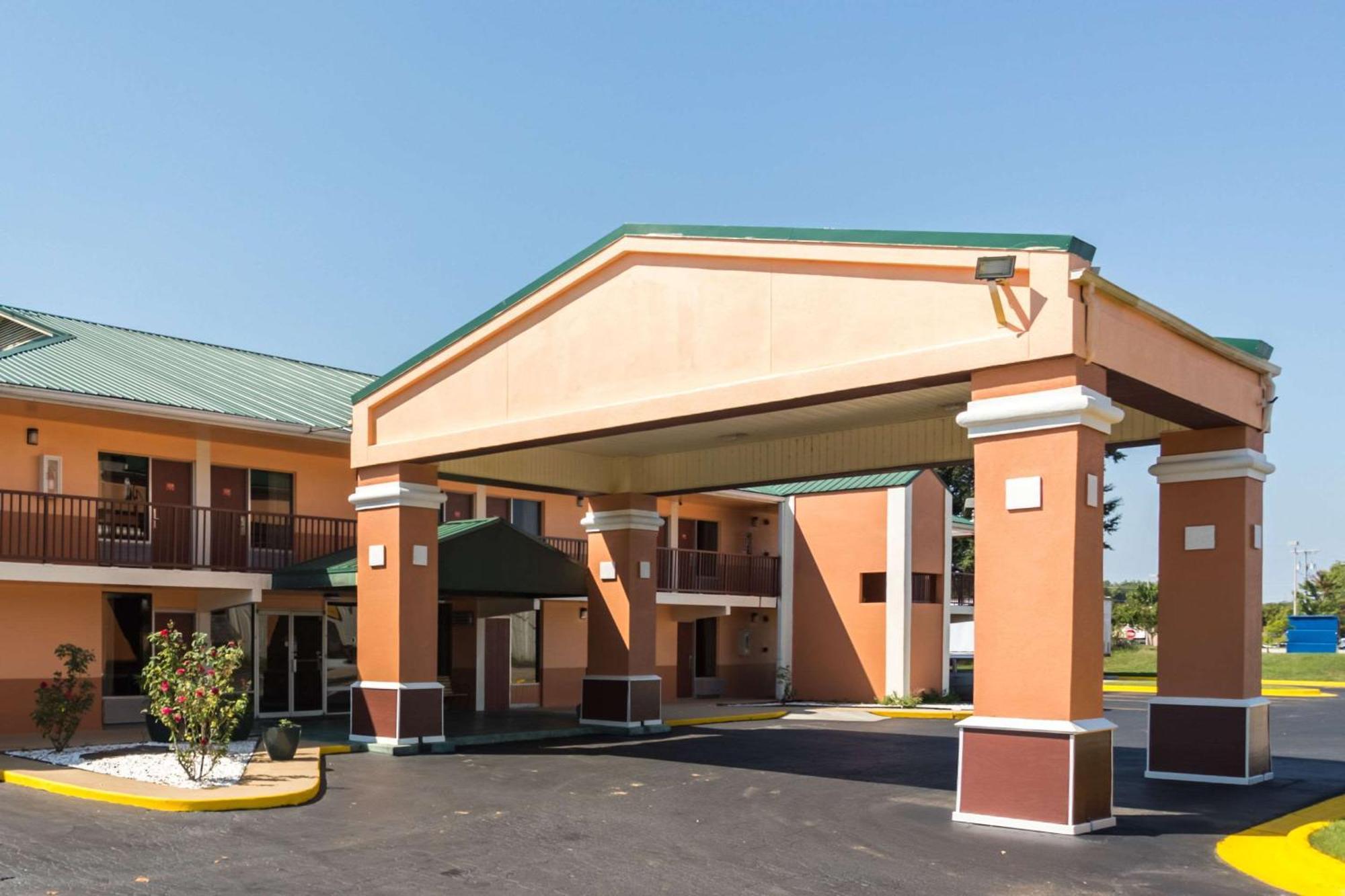 Econo Lodge Decatur Bagian luar foto