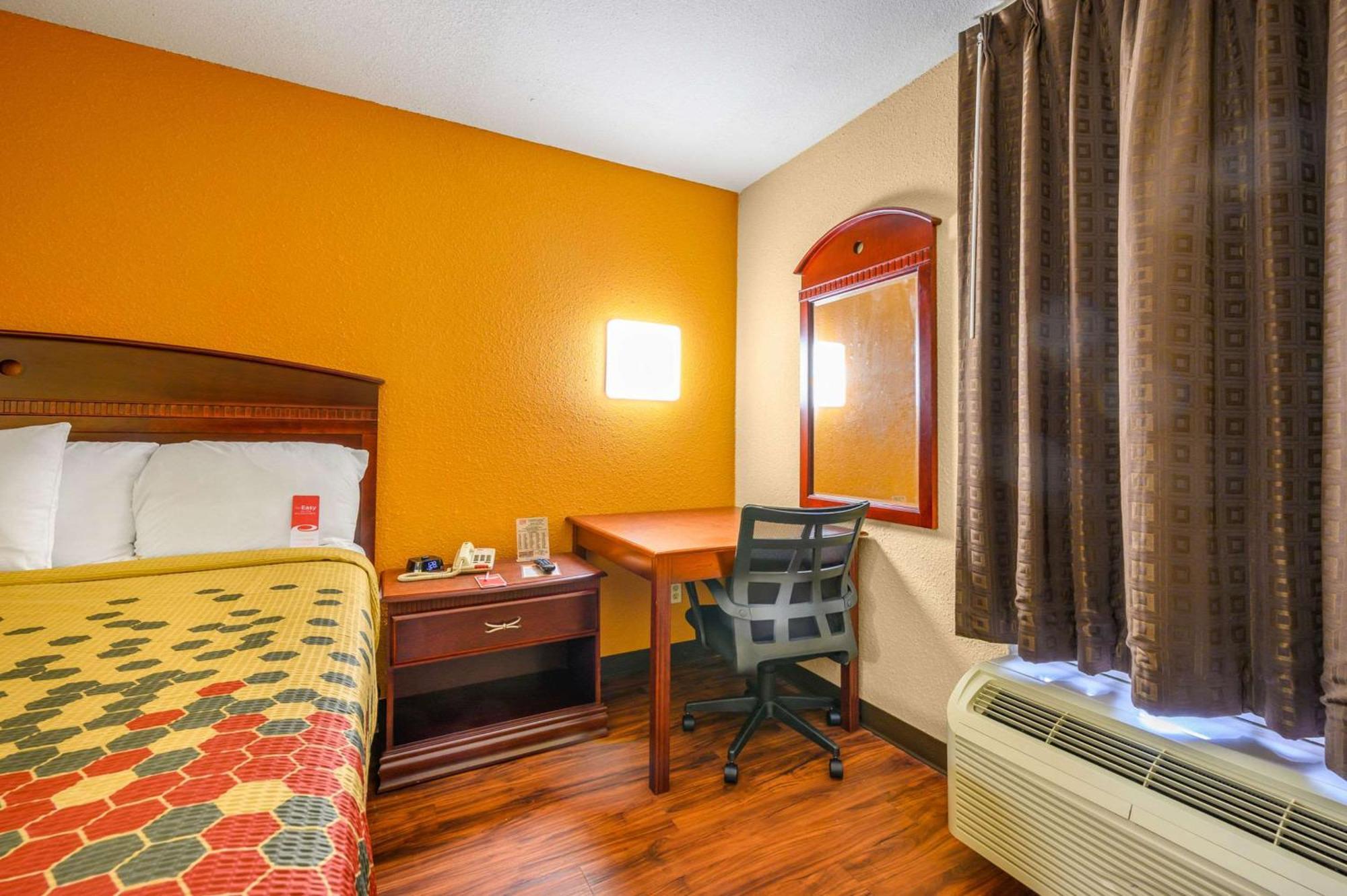 Econo Lodge Decatur Bagian luar foto